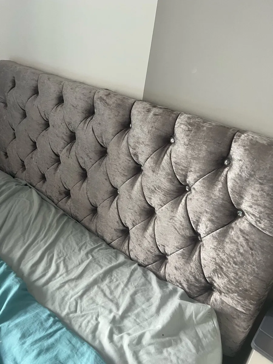 King size bed - Image 1