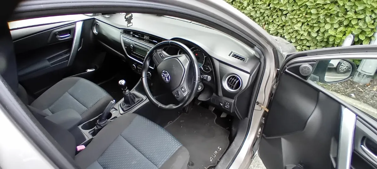 Toyota Auris 2014 - Image 2