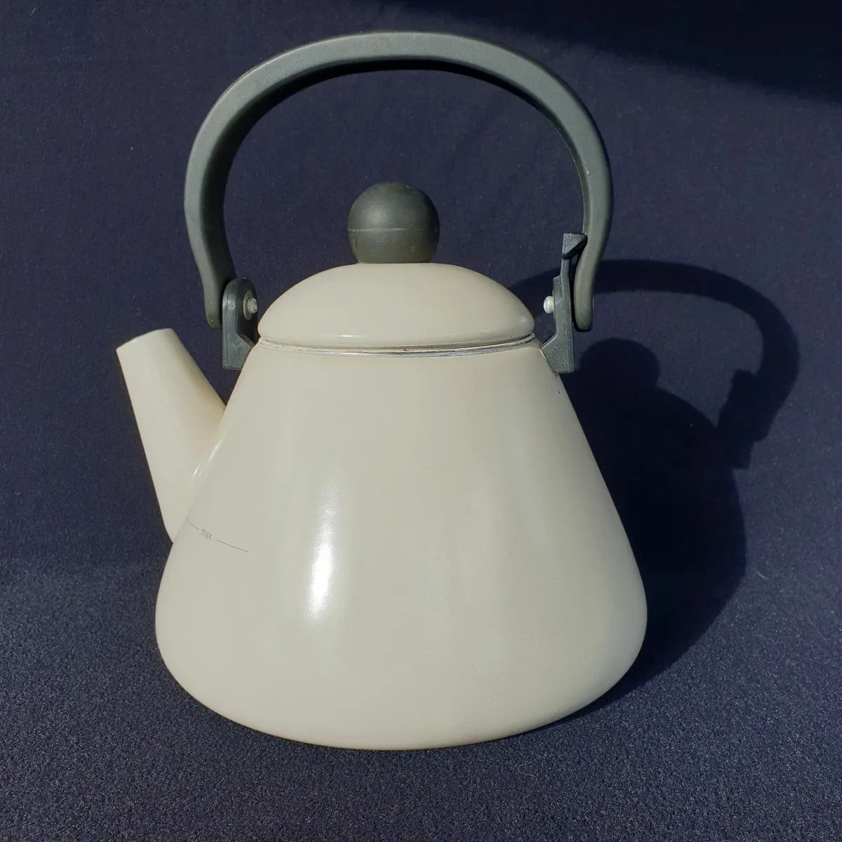 Le Creuset 1.6 Litre Kone kettle - Image 1