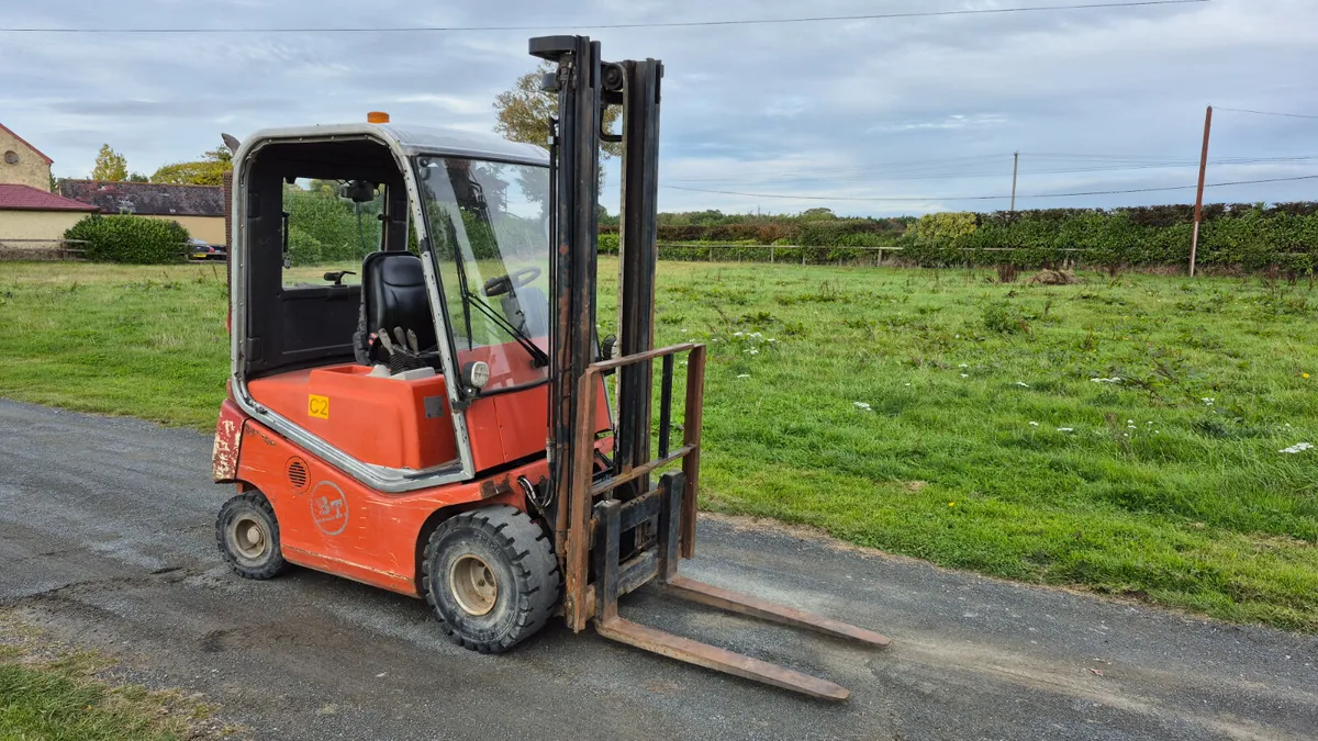 2004 FORKLIFT - Image 1