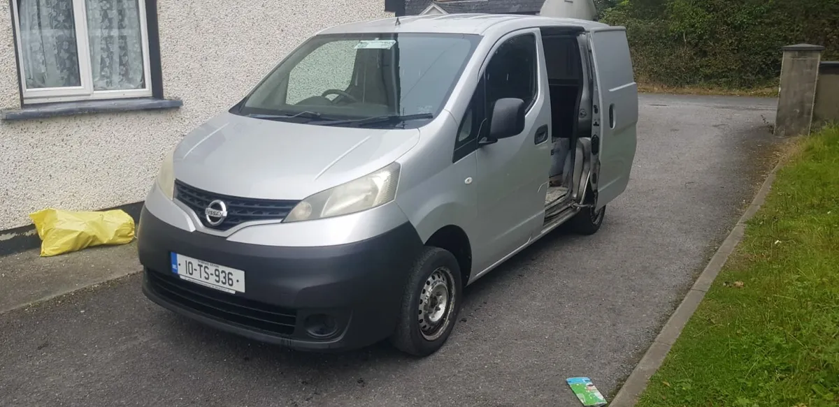 2010 nissan nv 200 new doe and tax - Image 1