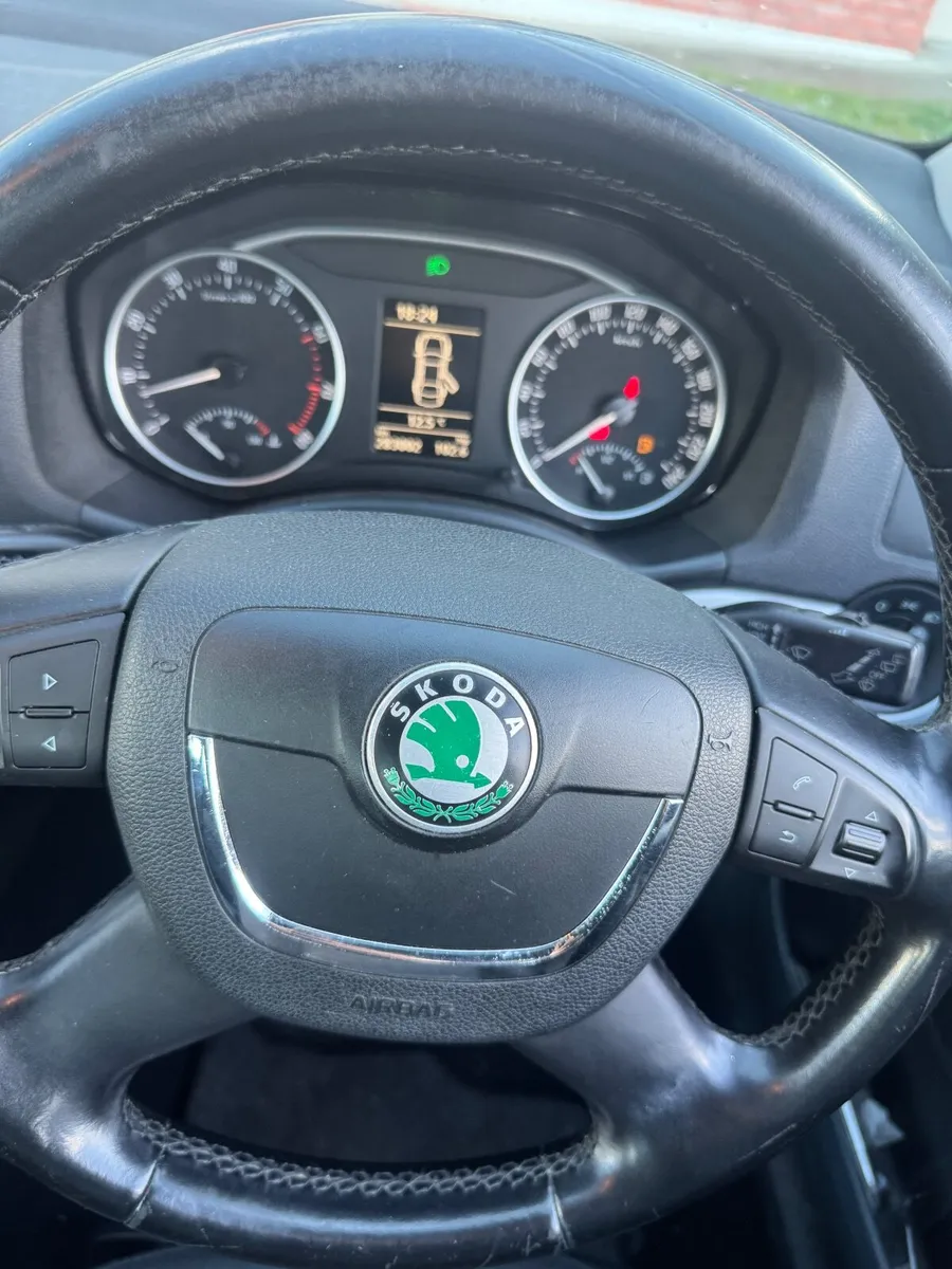 Skoda Octavia 2011 whit nct and tax - Image 2