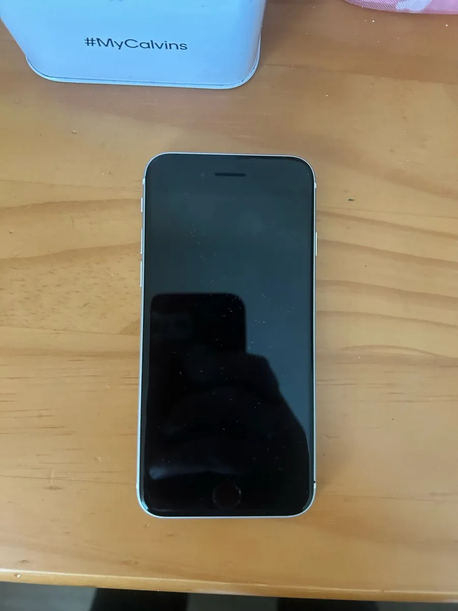 iPhone SE - Image 4