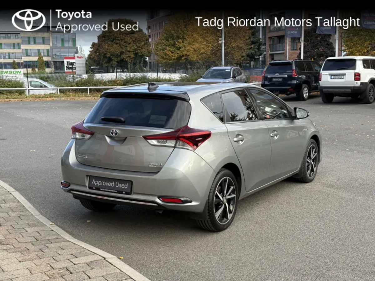 Toyota Auris HYBRID LUNA SPORT - Image 2