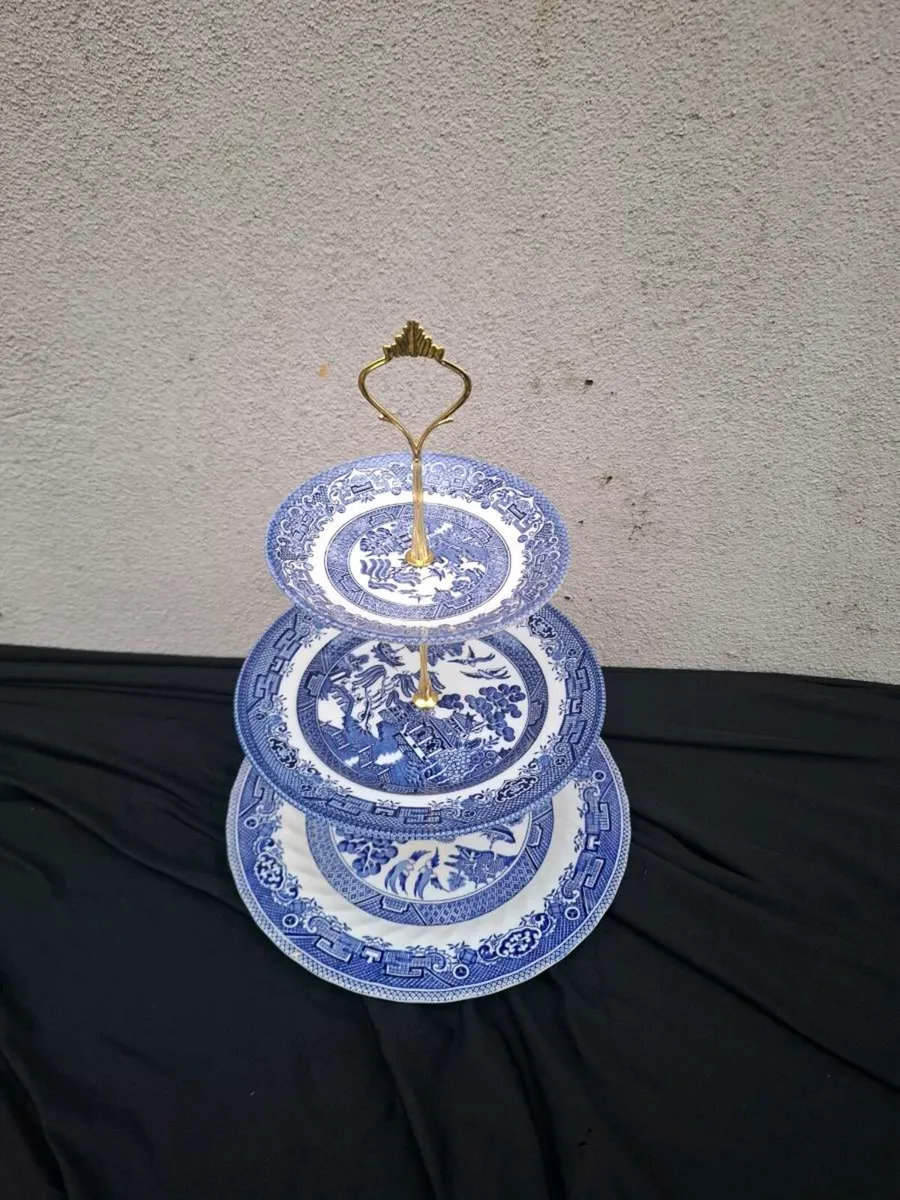 Blue willow pattern cake stand