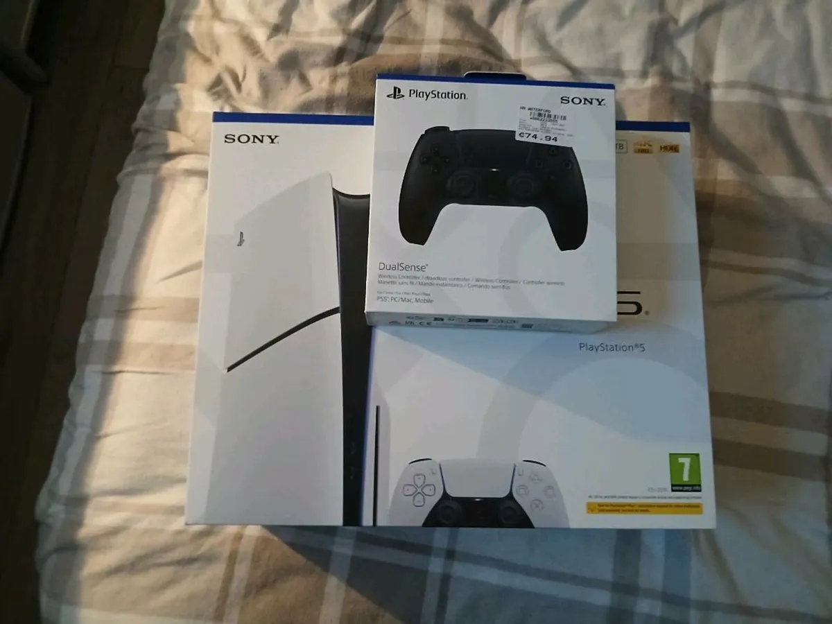 PLAYSTATION 5 SLIM DISC WIT 2 CONTROLLER BRAND NEW - Image 3