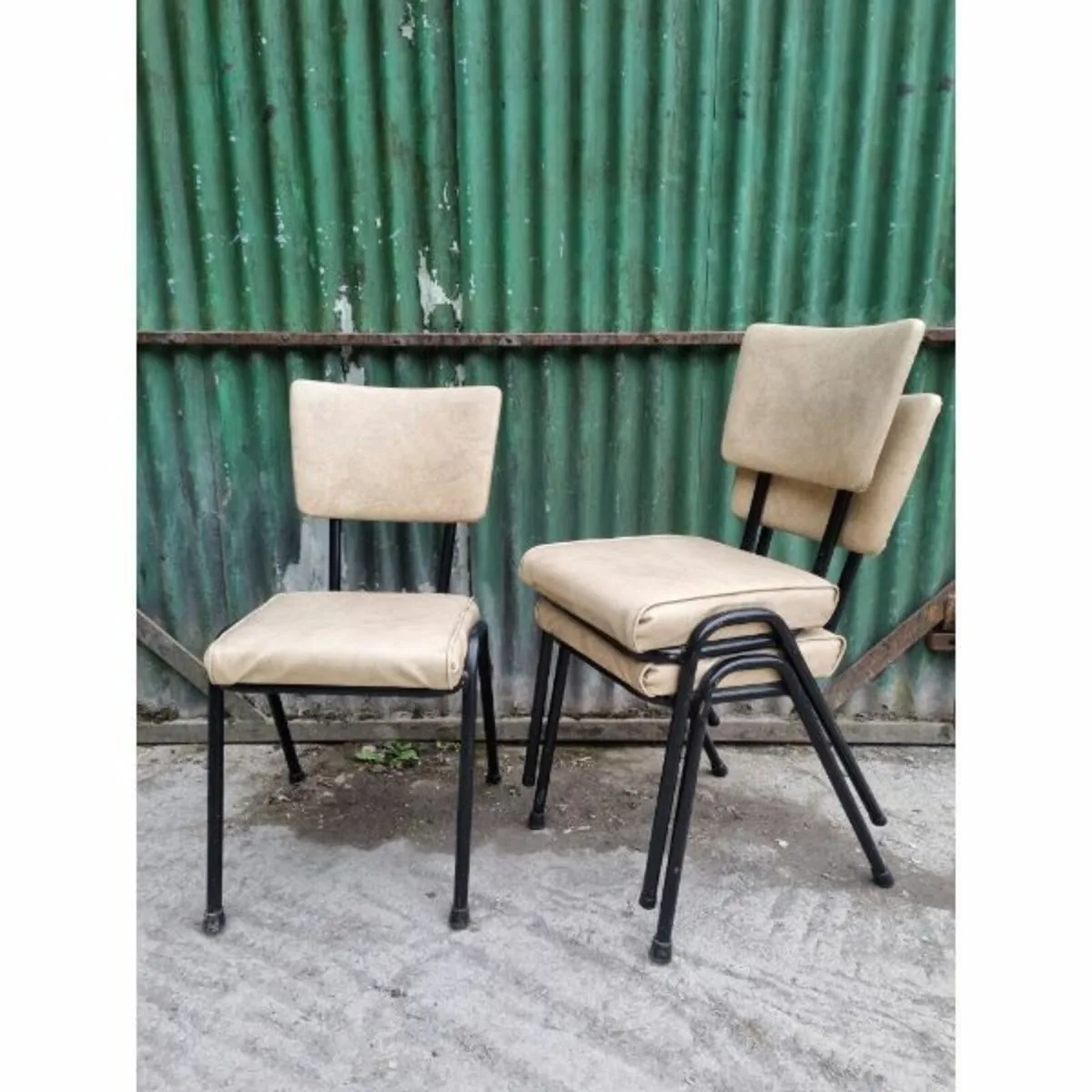 Chairs – Stackable – White – 1x available – KAS102
