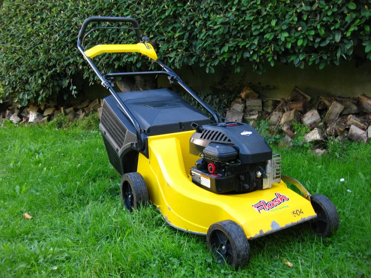Castlegarden Briggs & Stratton 4HP Mower - Italy. - Image 1
