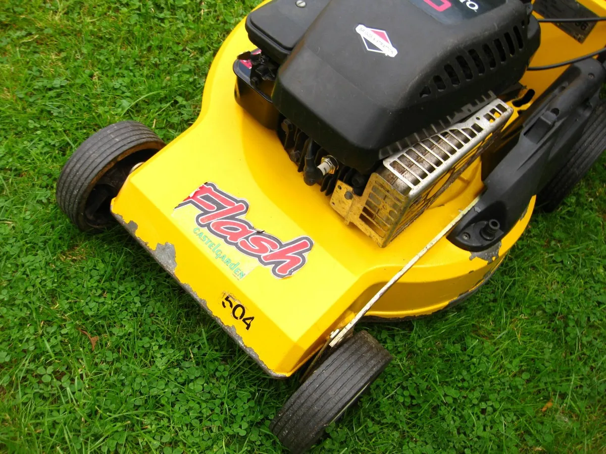 Castlegarden Briggs & Stratton 4HP Mower - Italy. - Image 4