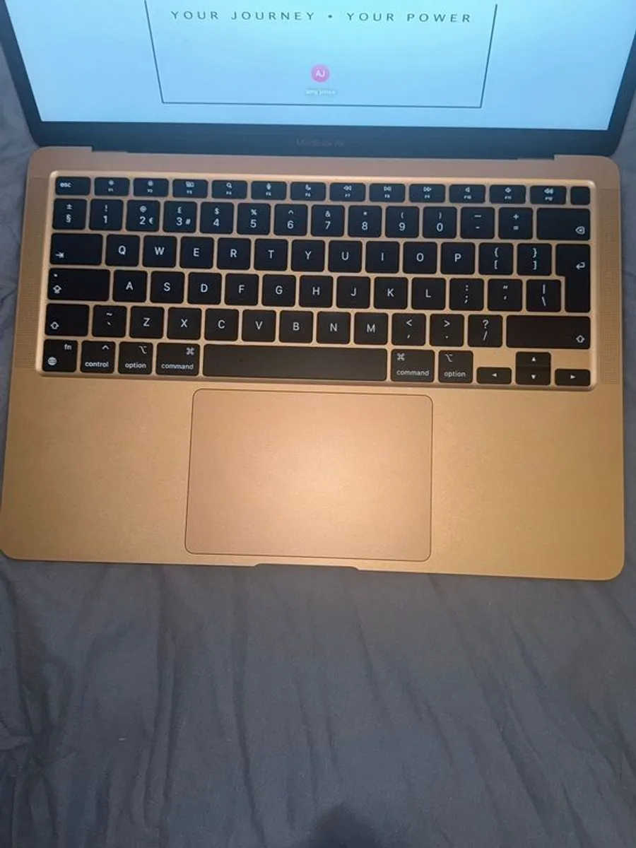 Apple Macbook Air - Image 4