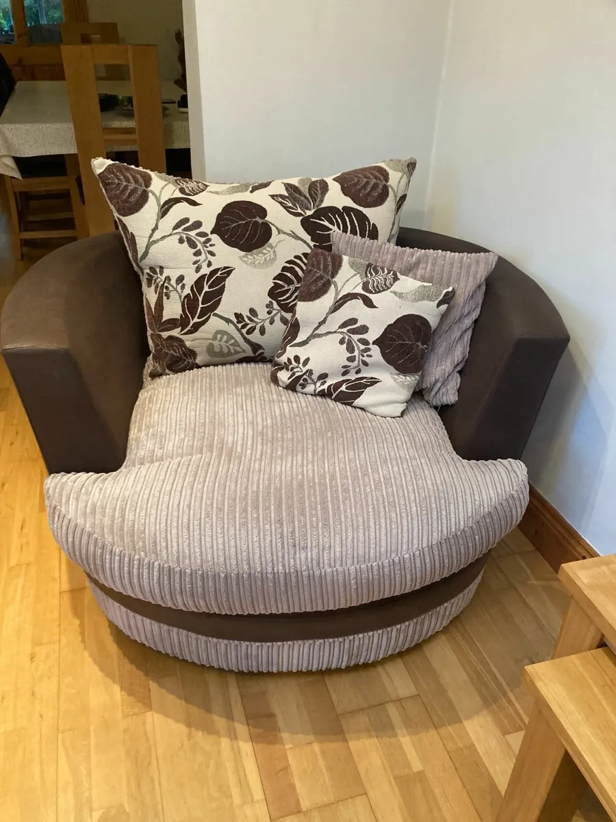 4 Seater Sofa and 2 Cuddle Chairs - Image 3