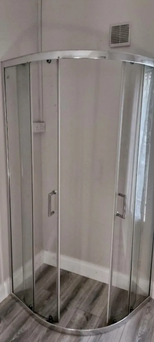 Shower tray and glass - Image 3