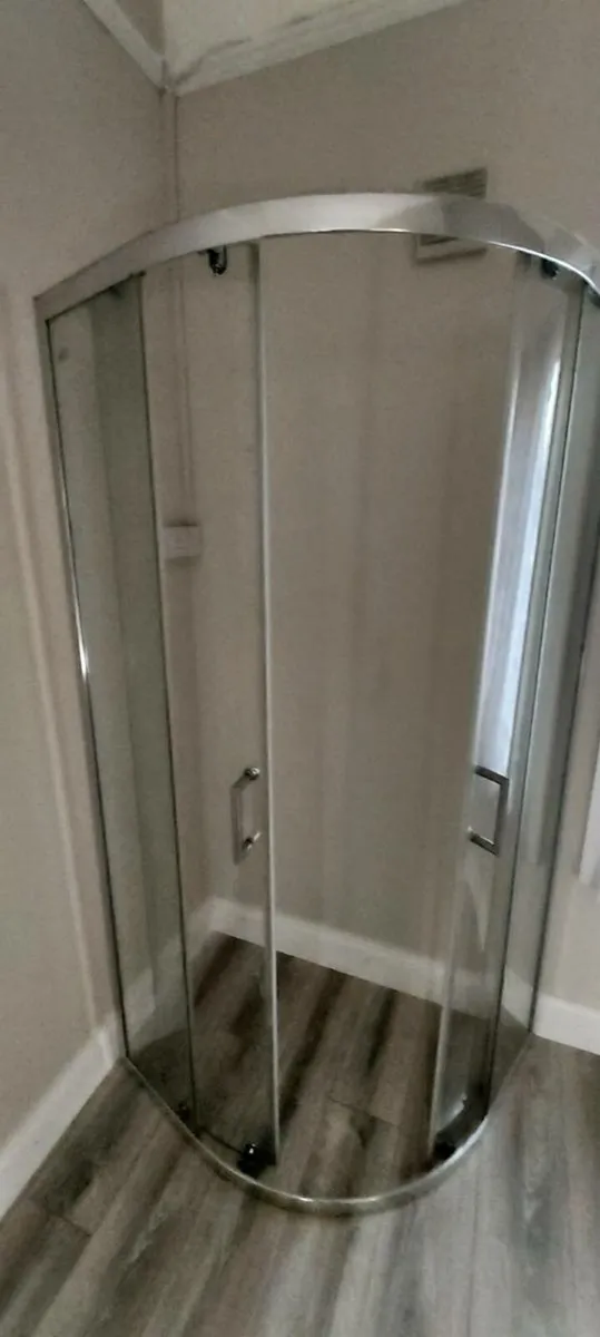 Shower tray and glass - Image 4