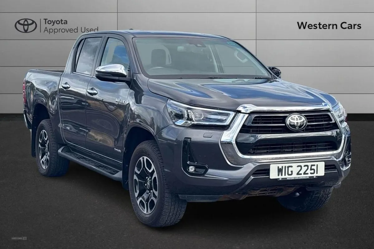 Toyota HiLux 2.8 D-4d Invincible Auto 4WD Euro 6 - Image 1