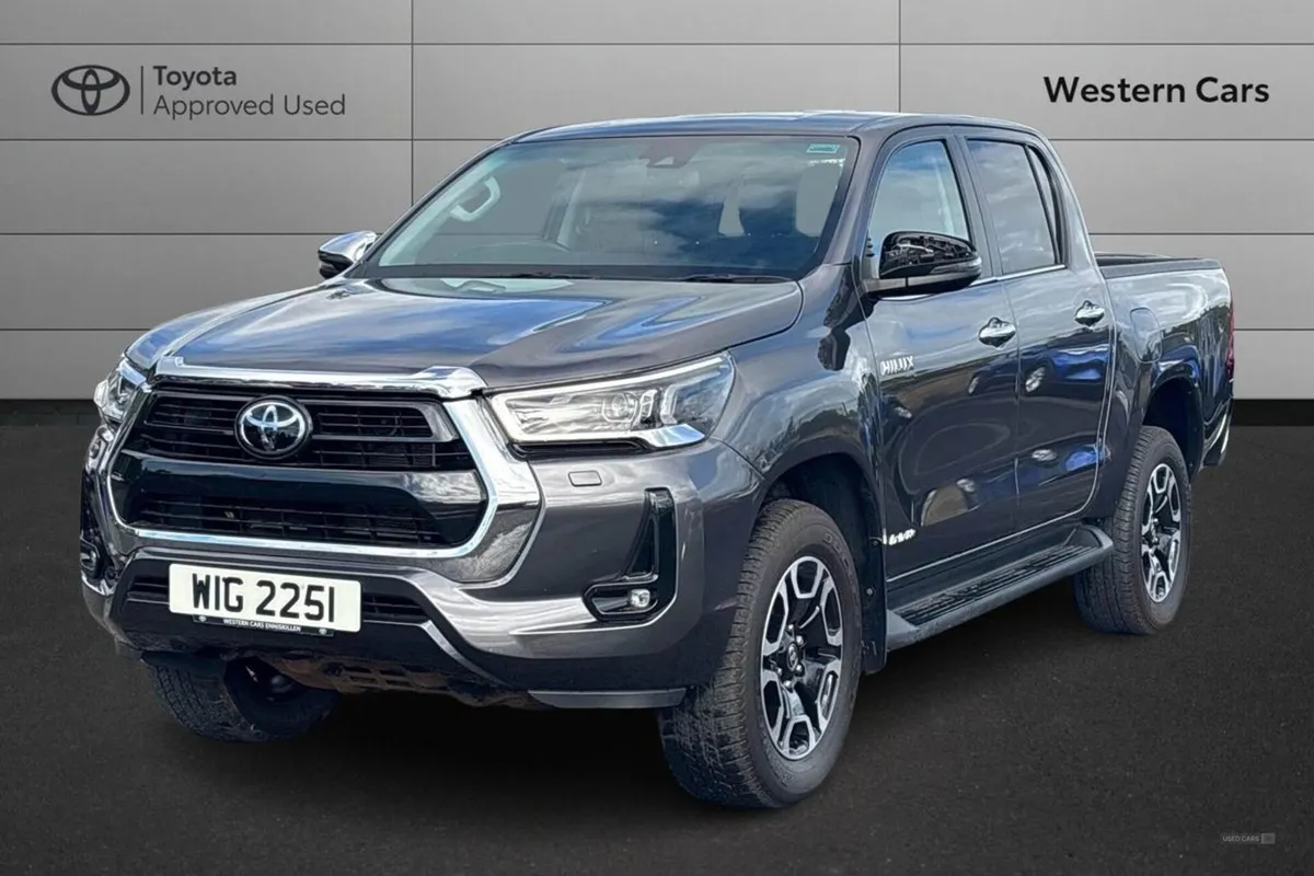 Toyota HiLux 2.8 D-4d Invincible Auto 4WD Euro 6 - Image 3