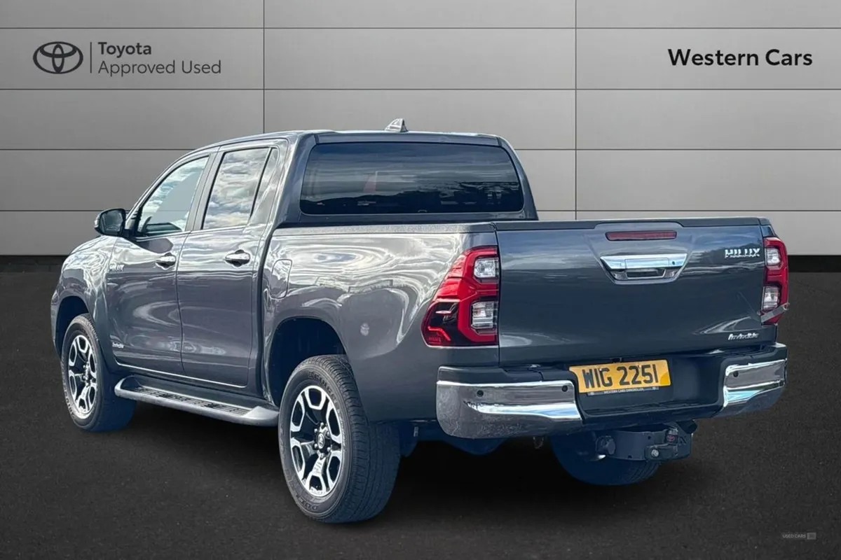 Toyota HiLux 2.8 D-4d Invincible Auto 4WD Euro 6 - Image 4