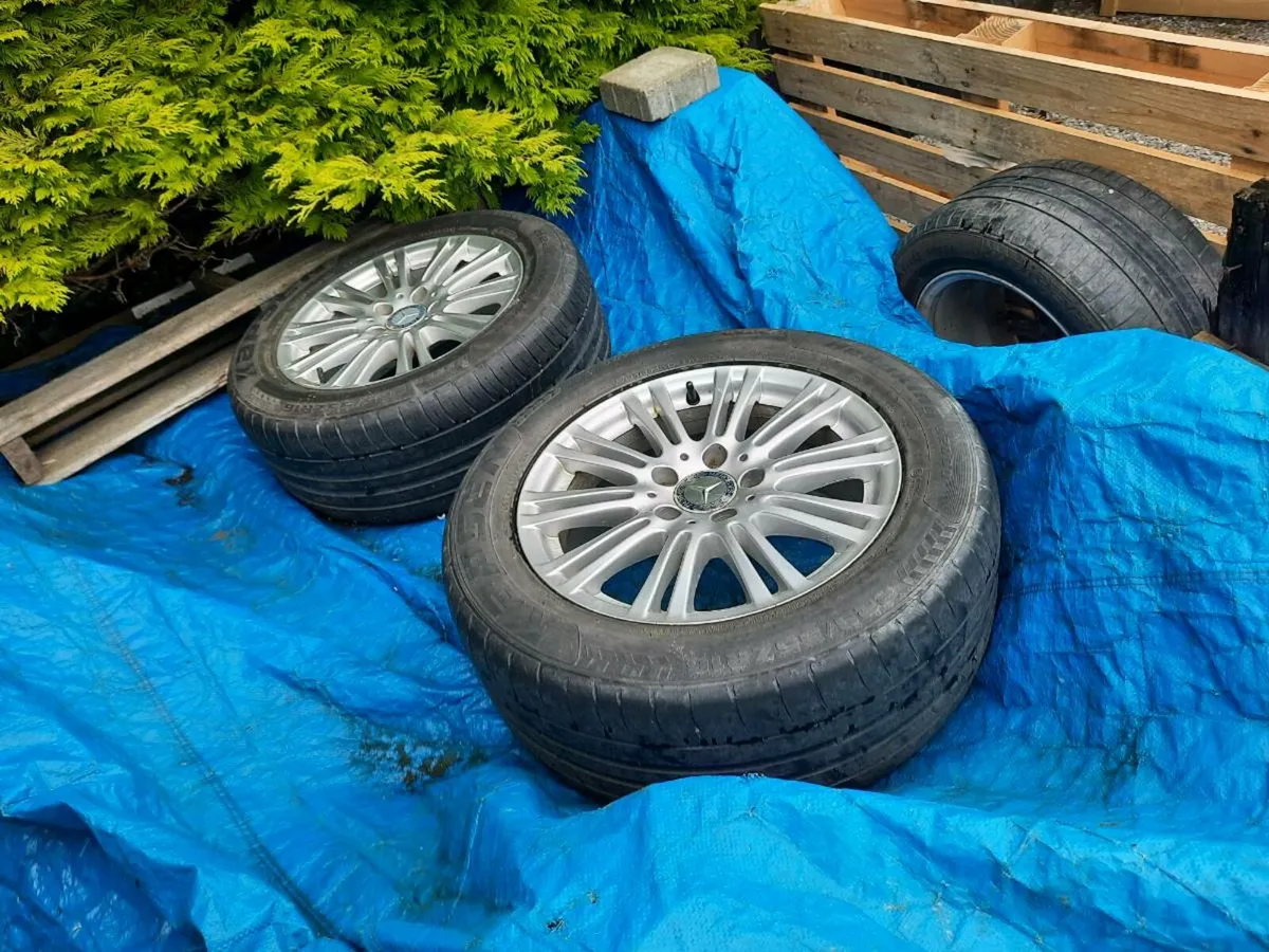Set 4 16in alloys to fiymercedes e - Image 1