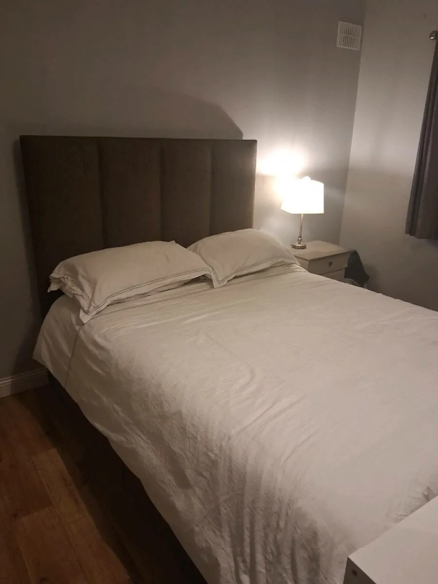 King size bed - Image 1
