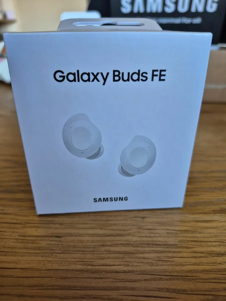 Samsung Smartwatch & Earpods - Image 3