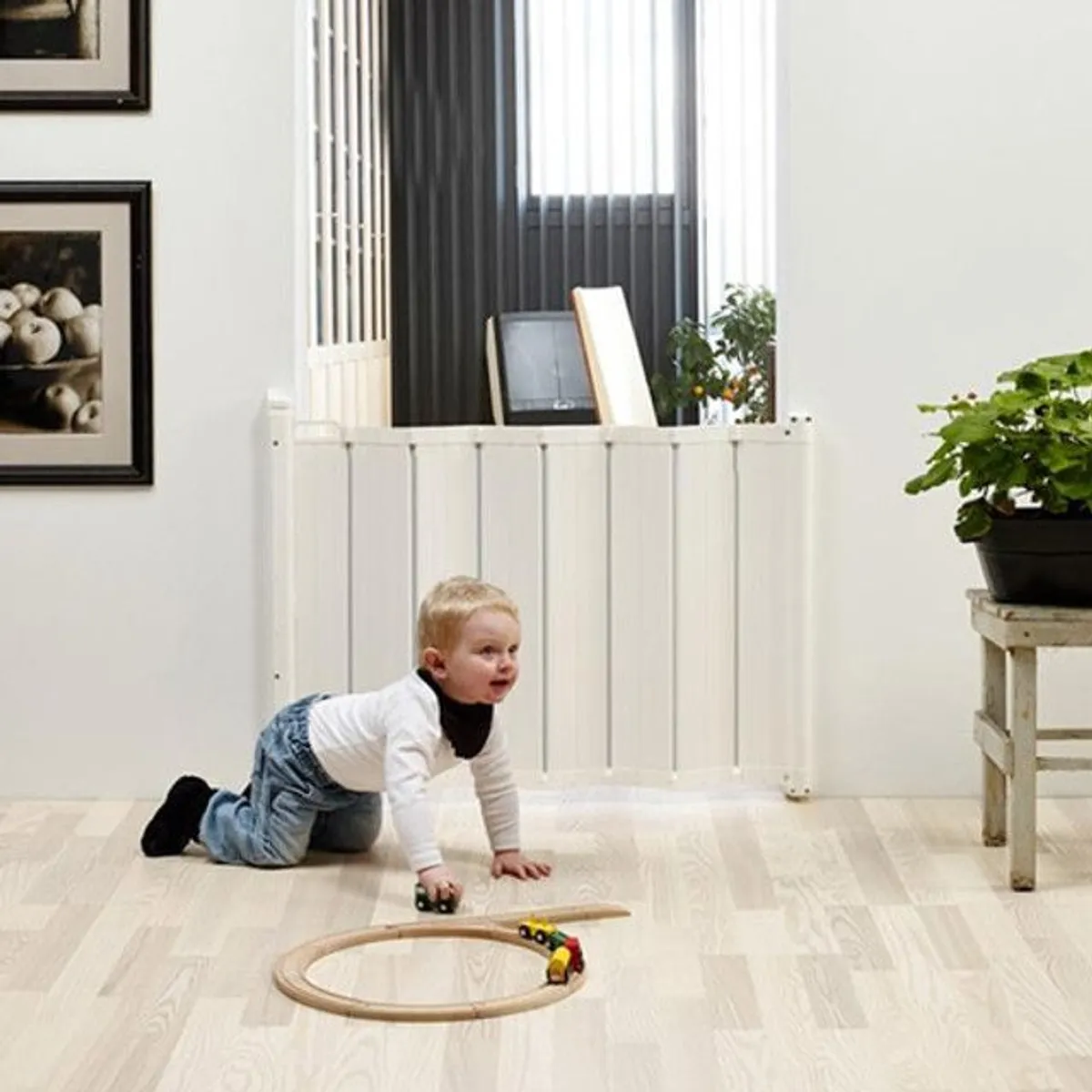 BabyDan Guard Me, Auto Retractable Stair Gate, Fits openings between 55-89 cm/21.65-25 in, White, Made in Denmark - Baby Gate/Safety Gate (Pet Gate/Dog gate) - Image 3