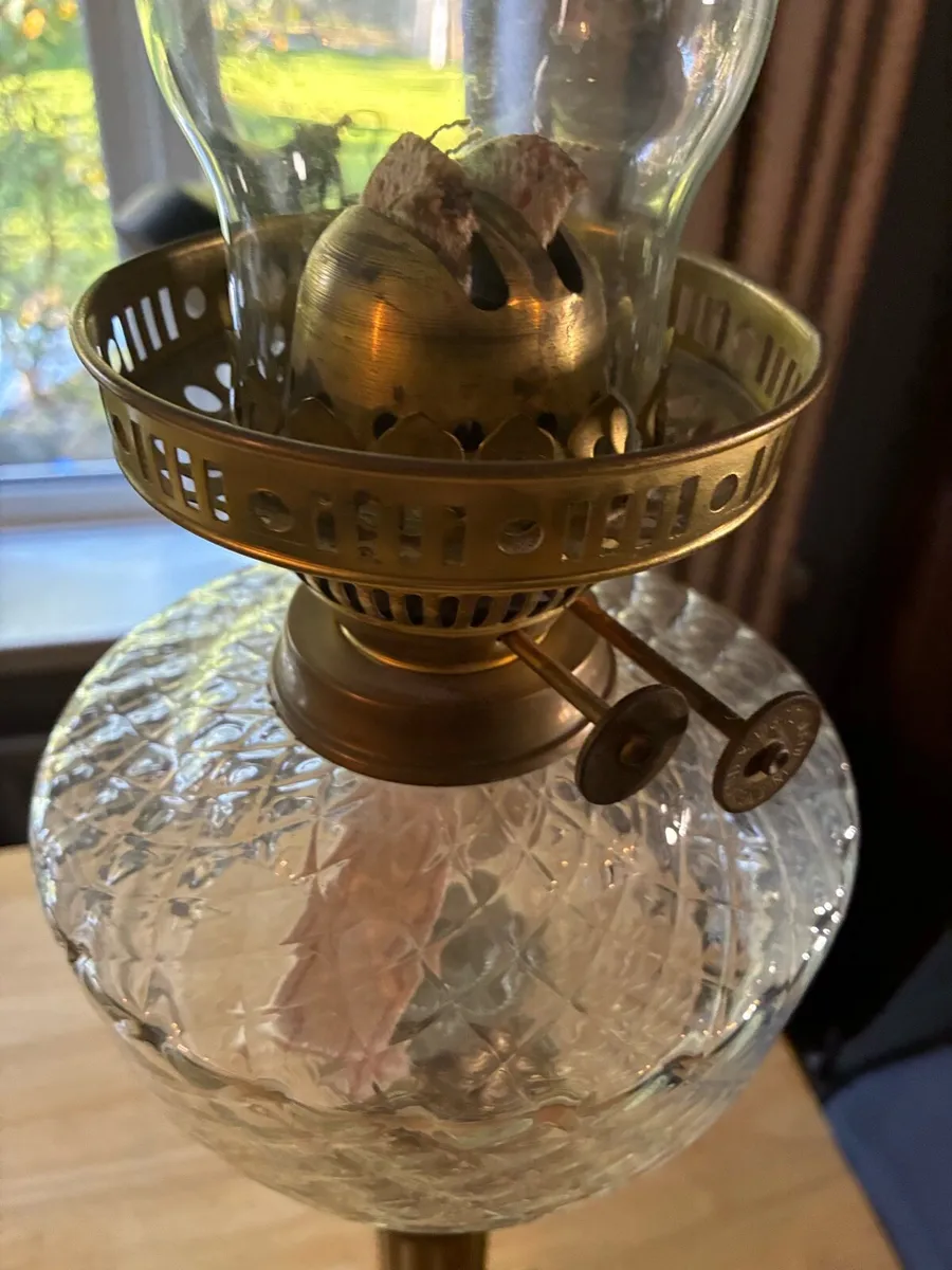 Beautiful Antique Oil Lamp - Image 4