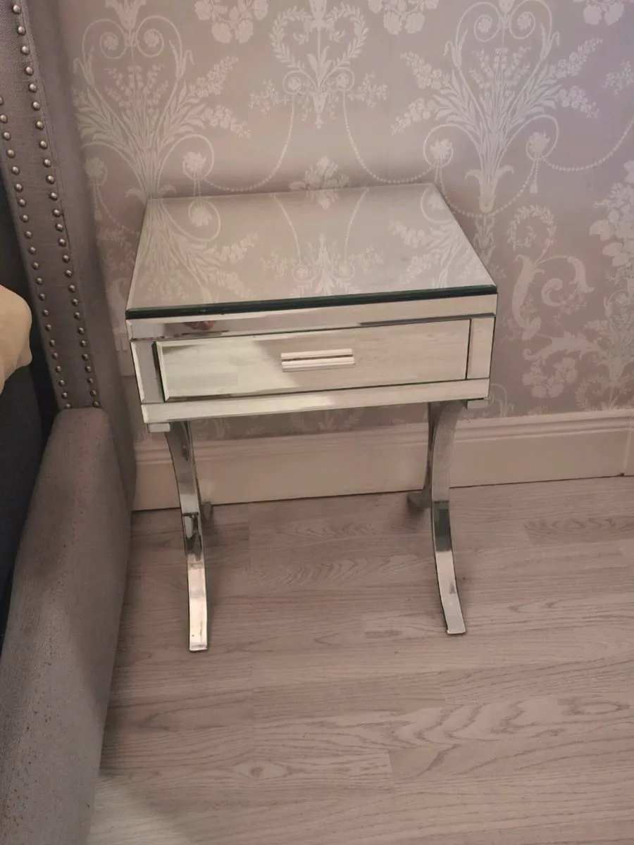 2x mirrored bedside lockers - Image 1