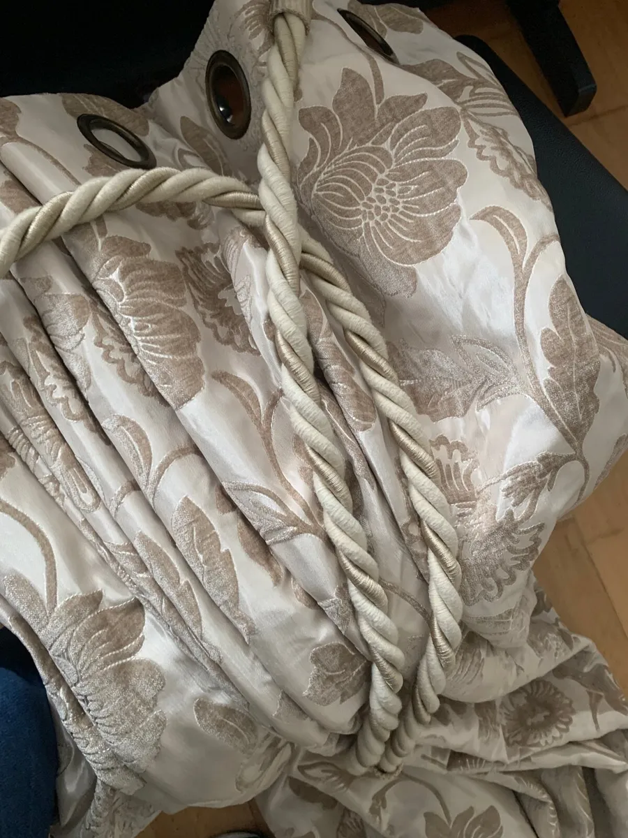 Curtains - Image 2