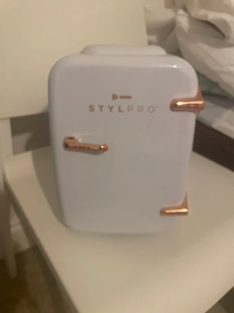 Mini fridge - Image 1