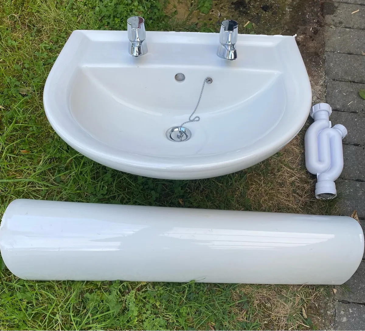 Bathroom sink & radiator - Image 1