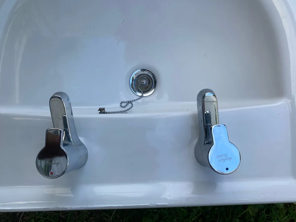 Bathroom sink & radiator - Image 3