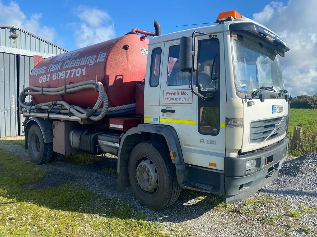 2005 Volvo with vacuum tank - Image 2