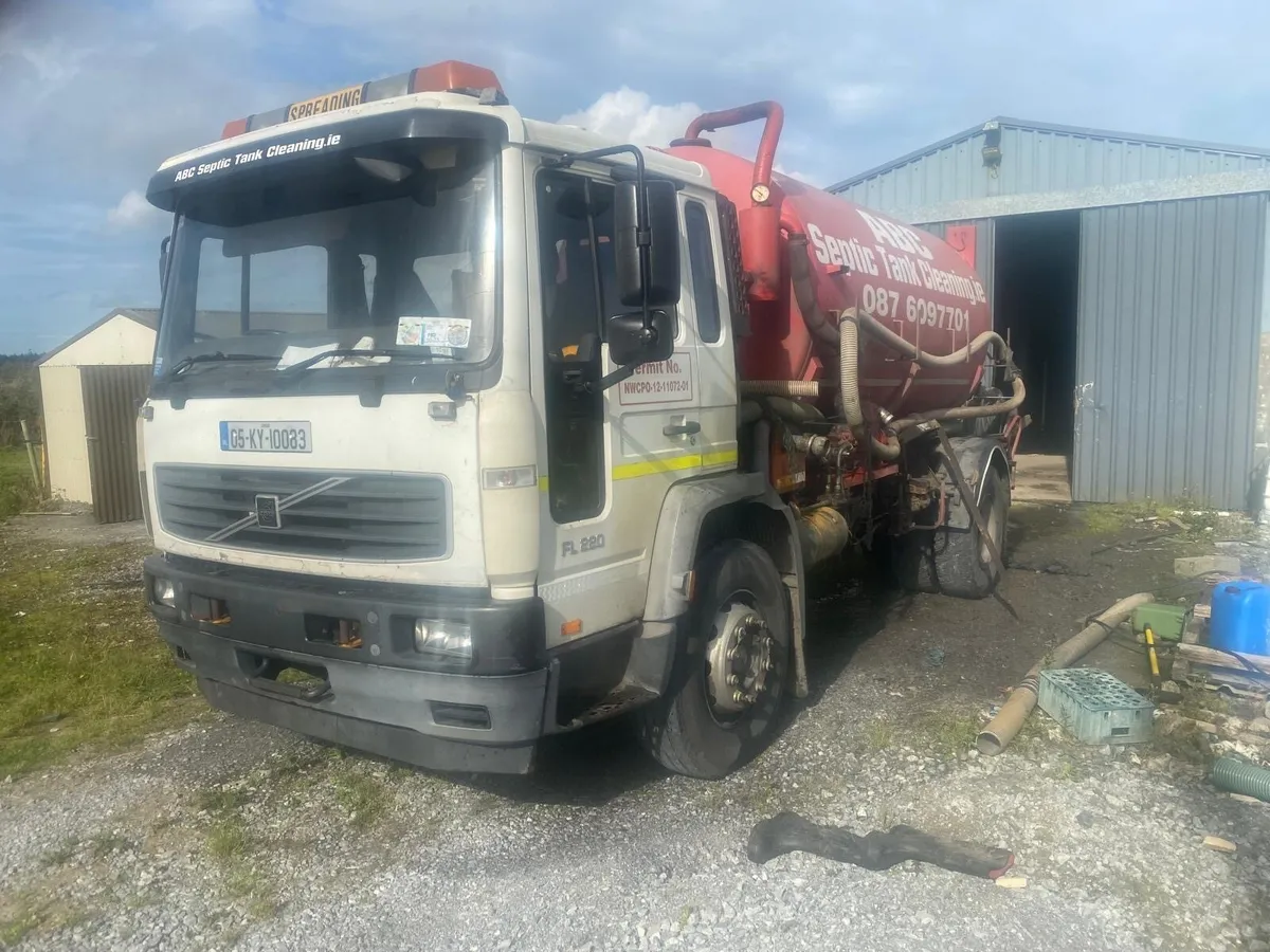 2005 Volvo with vacuum tank - Image 3