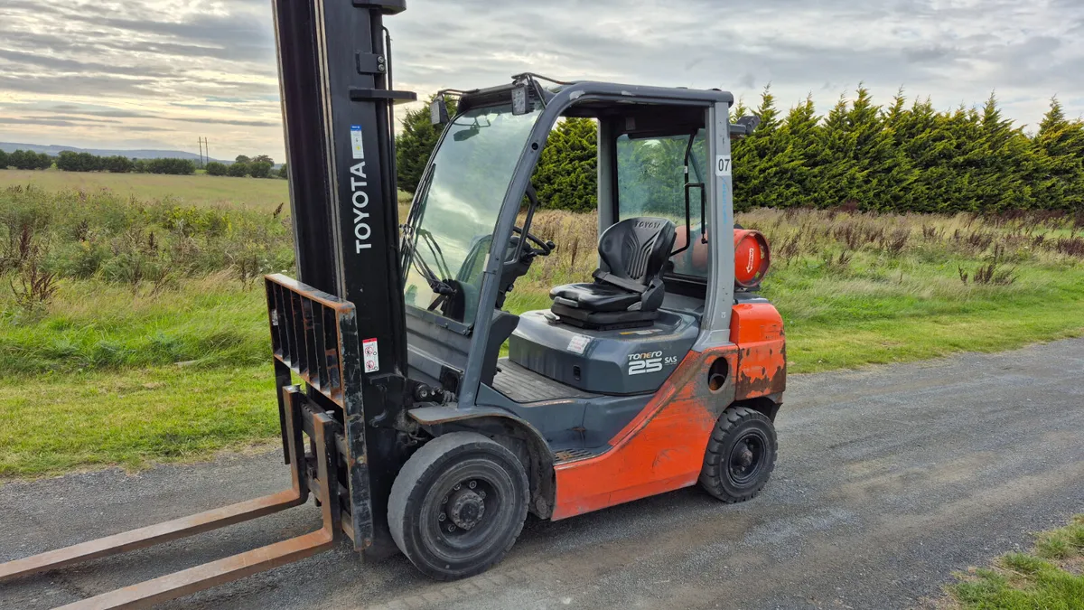 TOYOTA FORKLIFT - Image 1