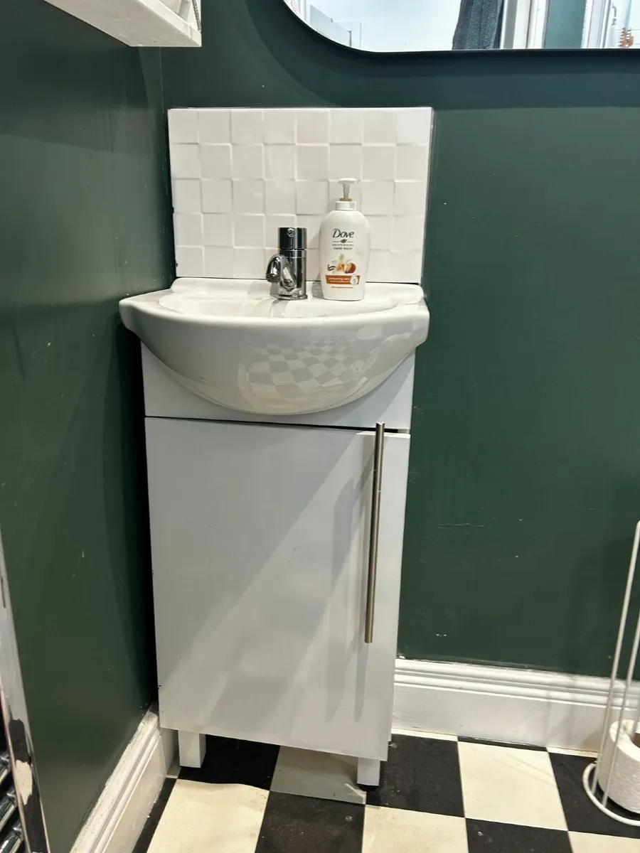 Sink and cabinets unit - Image 1