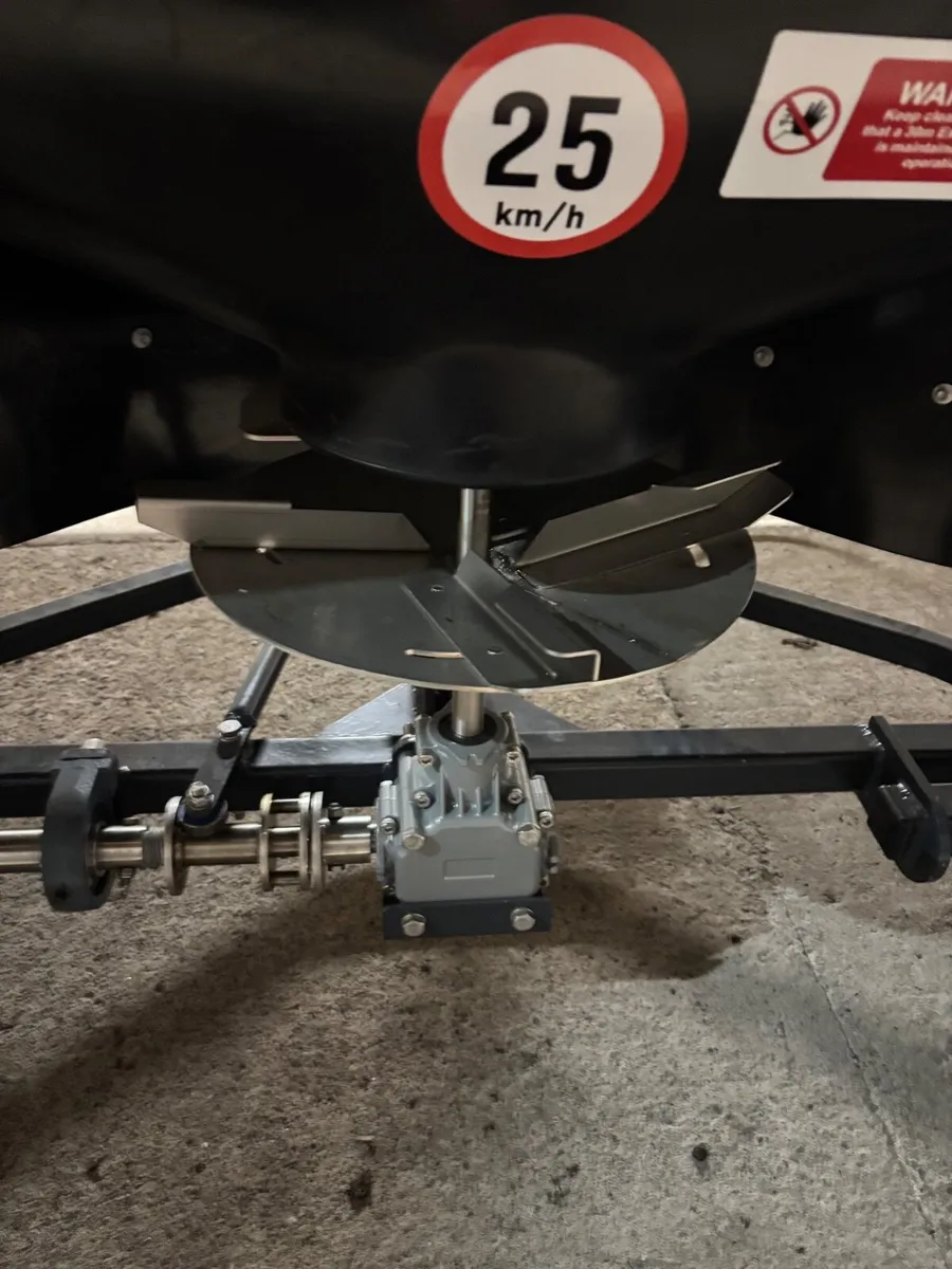 Quad fertiliser spreader - Image 4