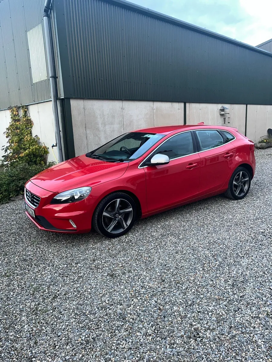 Car - Red Volvo V40 - R design - Image 2