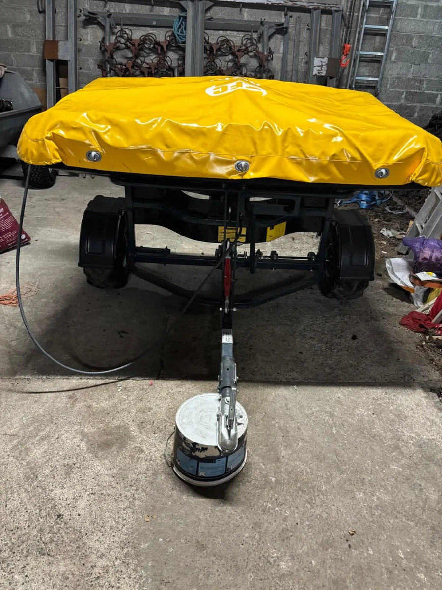 Quad fertiliser spreader - Image 1