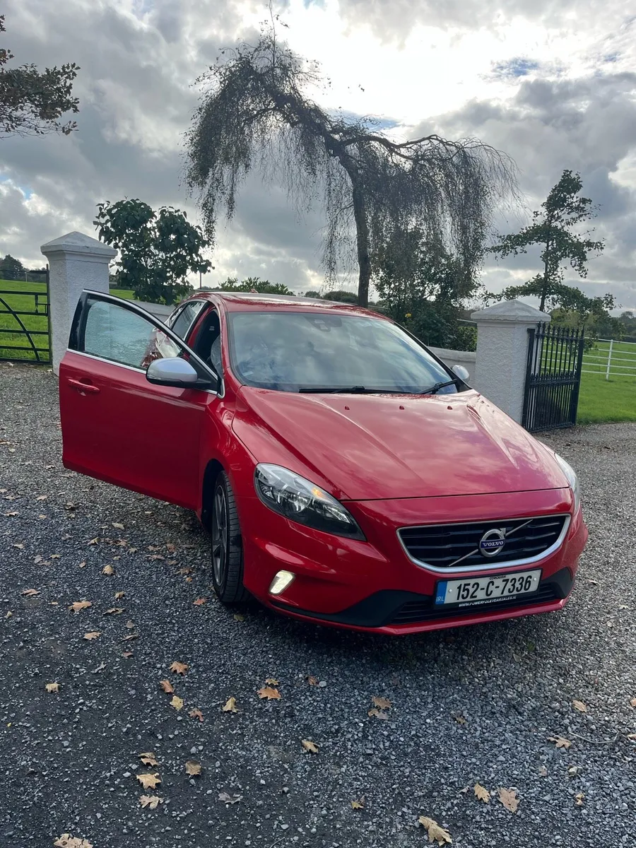 Car - Red Volvo V40 - R design - Image 4