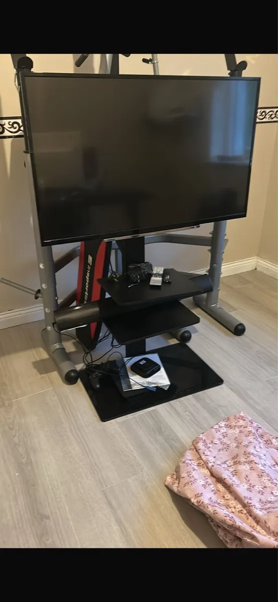 Android Tv with adjustable stand
