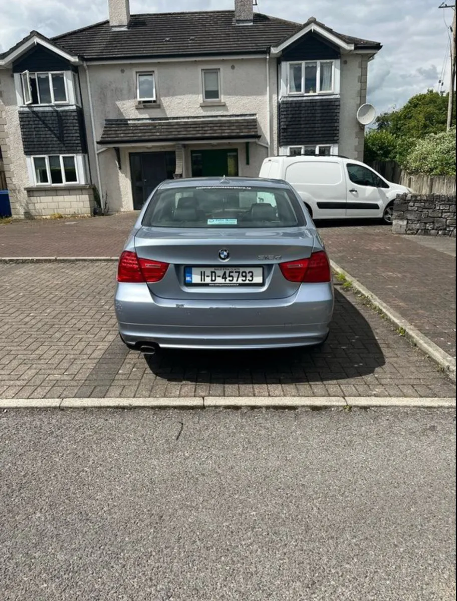 BMW 318D 2011 - Image 2