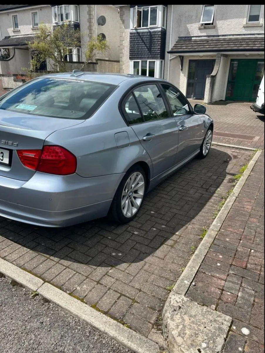 BMW 318D 2011 - Image 4