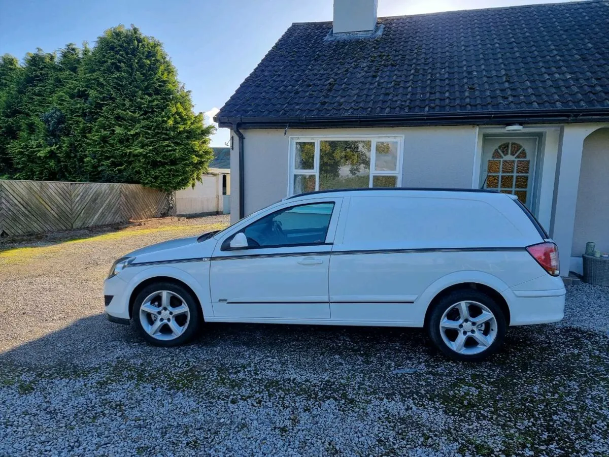 131 Vauxhall Astra cvrt 10/26 - Image 2