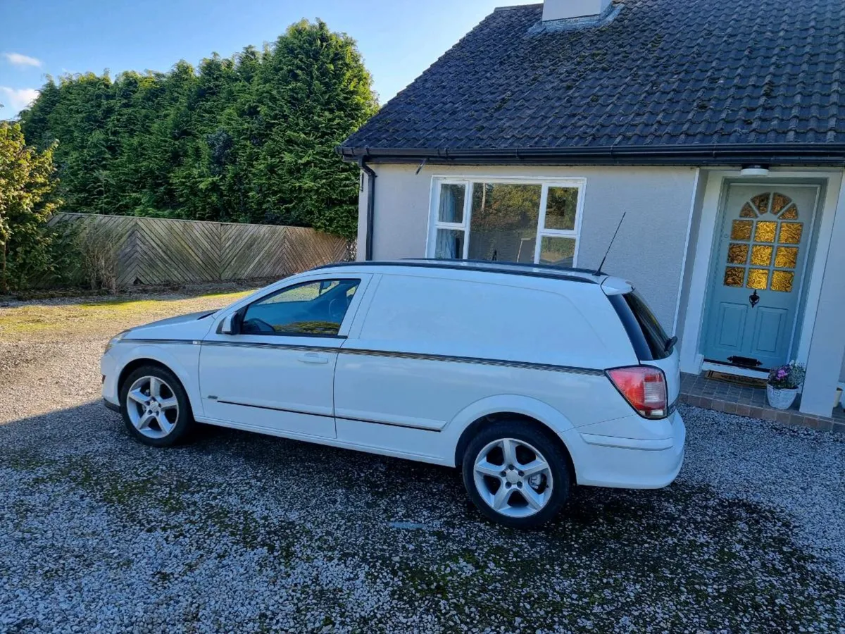 131 Vauxhall Astra cvrt 10/26 - Image 4