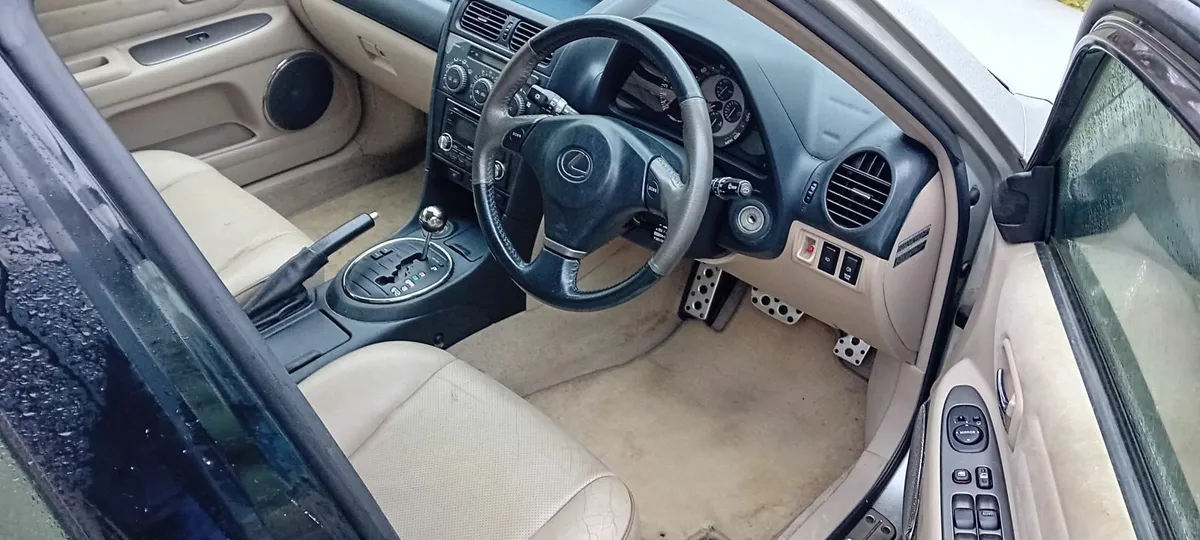 Lexus IS 300 Sportcross - Image 3