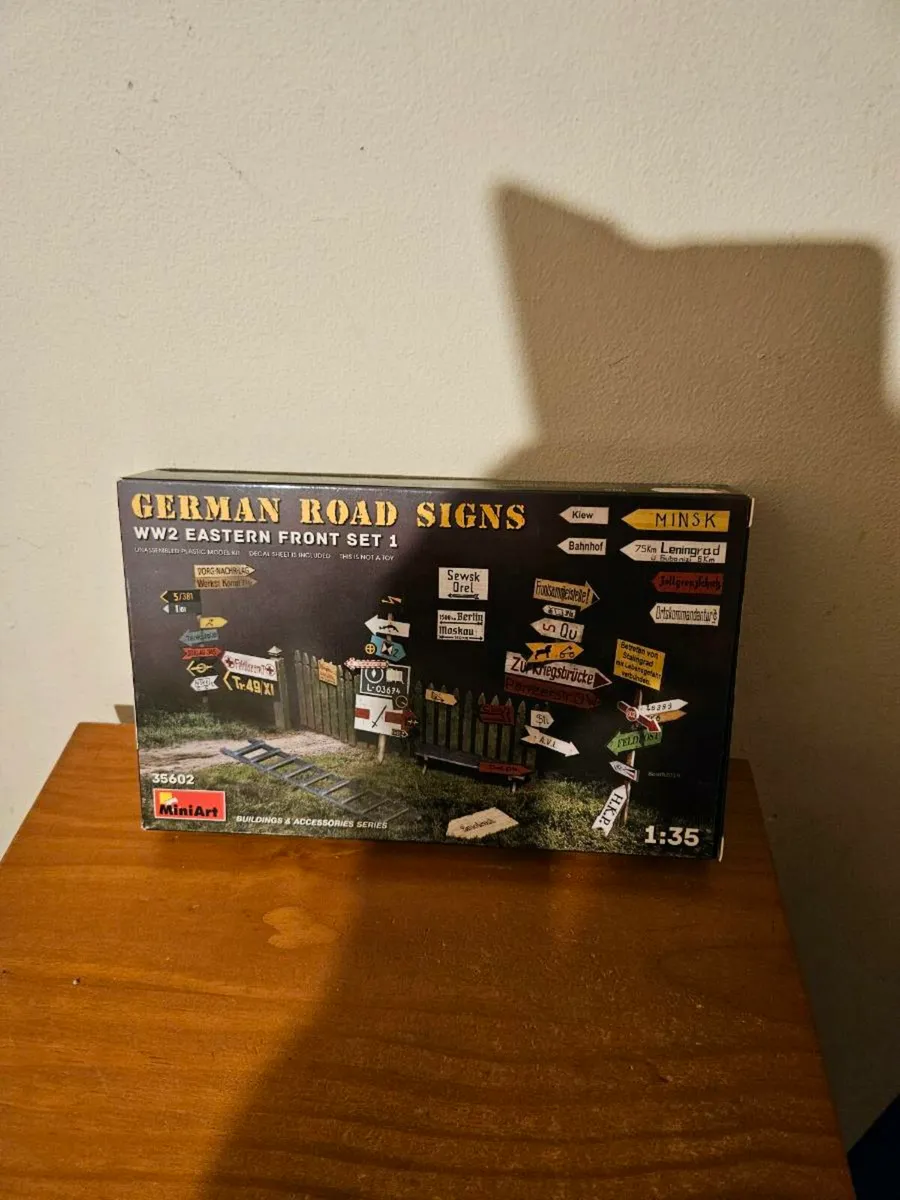 Airfix Miniart German Road Signs
