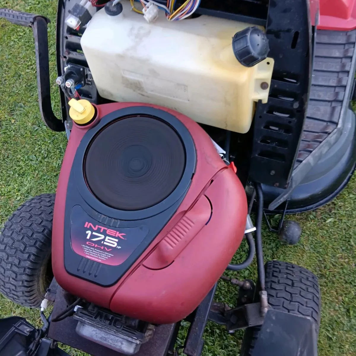 Castlegarden hydrostatic 17.5hp Briggs engine - Image 3