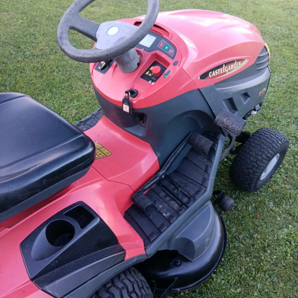 Castlegarden hydrostatic 17.5hp Briggs engine - Image 4