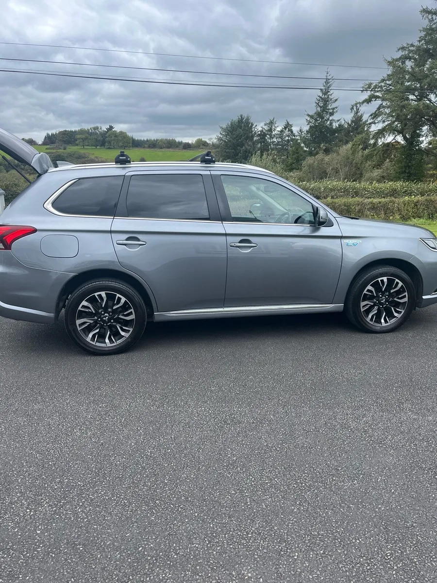 Mitsubishi Outlander Hybrid - Image 3