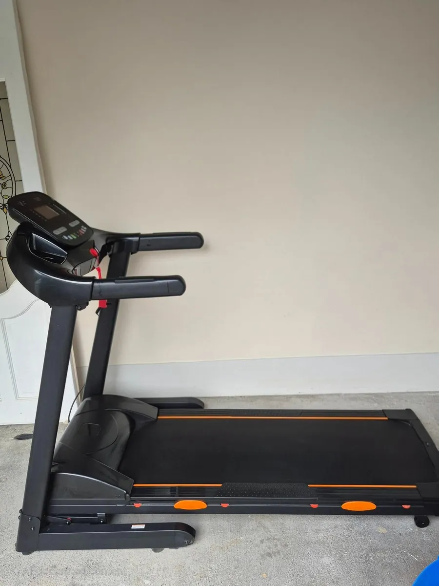 Treadmill with automatic incline - Image 1