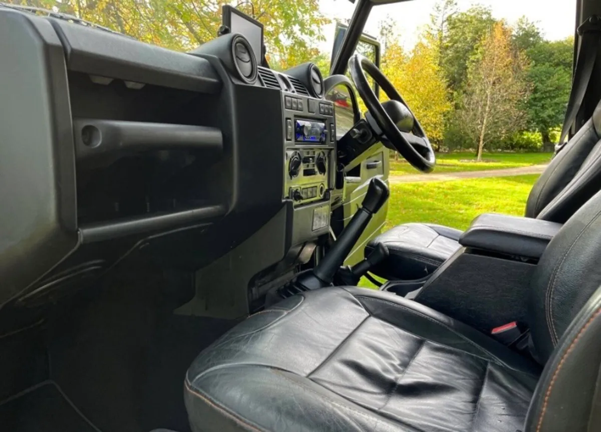 Land Rover DEFENDER - Image 4